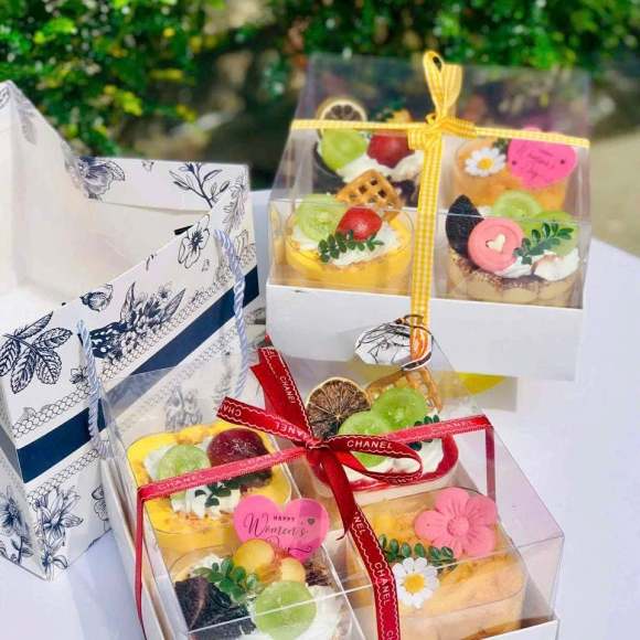 Tặng Gì 20/10? Thử Ngay Combo Bánh Kem Mix Trái Cây Hoàng Gia Bakery