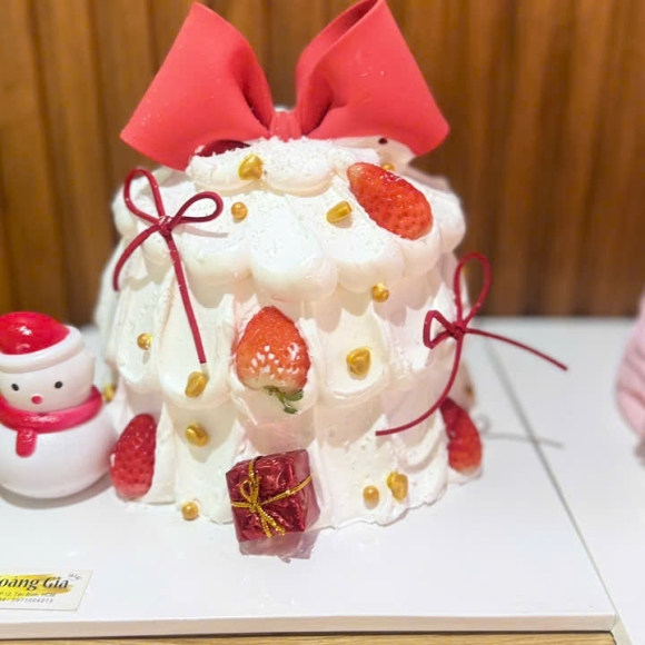 Bánh Noel Hoàng Gia – Trang Trí Xinh Xắn, Giá Chỉ 199.000đ