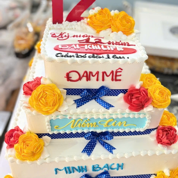 Bánh kem sinh nhật 3 tầng kỷ niệm 2025